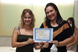 As pesquisadoras Bella Giselly e Bárbara Quintela, segurando certificado de incubação no PADETEC (Foto: Arquivo pessoal)