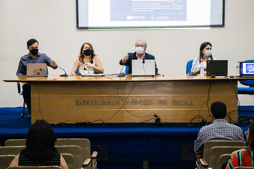  diretor da STI e coordenador no Mestrado Profissional em Tecnologia Educacional, Prof. Edgar Marçal, a pró-reitora de Graduação, Profª Ana Paula de Medeiro, o reitor, Prof. Cândido Albuquerque, e a secretária-executiva de Gestão da Rede Escolar da SEDUC, Jussara Luna Batista (Foto: Ribamar Neto/UFC)