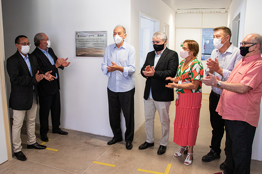 Presentes na inauguração reunidos em torno da placa inaugural 