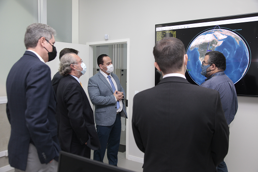 Imagem: Pró-reitor Augusto Albuquerque e reitor Cândido Albuquerque (ambos à esquerda) conhecem atividades e pesquisas do ITA na área aeroespacial, na companhia da administração superior do Instituto. (Foto: Divisão de Comunicação Social/ ITA)