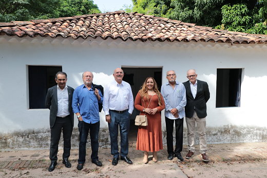 Imagem: Em frente à Casa de José de Alencar, posam deputado federal Jaziel Pereira; Prof. Cândido Albuquerque, reitor da UFC; ministro Milton Ribeiro; Profª Ludimilla de Oliveira, reitora da UFERSA; Prof. Glauco Lobo, vice-reitor da UFC; Prof. Ricardo Ness, reitor da UFCA. (Foto: Viktor Braga/ UFC Informa)