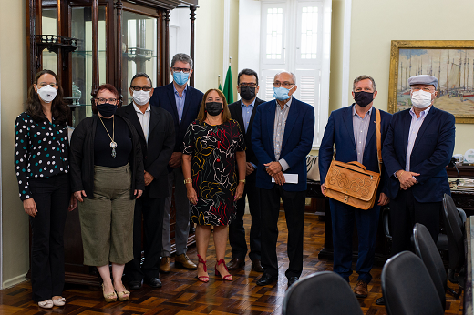 Imagem: Posam no gabinete do reitor, da esquerda para a direita: Talita Vasconcelos (PROINTER); Profª Diana Fortier (Centro de Humanidades); Fernando Henrique Carvalho (chefe do Gabinete do Reitor); pró-reitor Augusto Albuquerque (PROINTER); Profª Geanne Matos (PRPPG); Rodrigo Rego (PROINTER); Prof. Glauco Lobo (vice-reitor); cônsul Jeffrey Lodermeier e Prof. Cândido Albuquerque (reitor). (Foto: Viktor Braga/UFC Informa) 