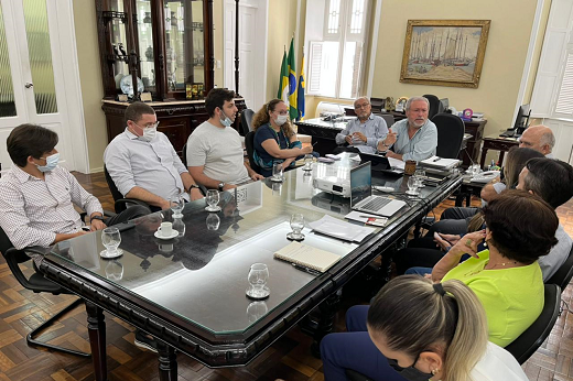 Imagem: Foto de reunião entre Reitoria, pró-reitorias de Assuntos Estudantis e Administração e representantes legais da empresa licitada para fornecimento de refeições ao Restaurante Universitário. (Foto: Ribamar Neto/ UFC Informa)