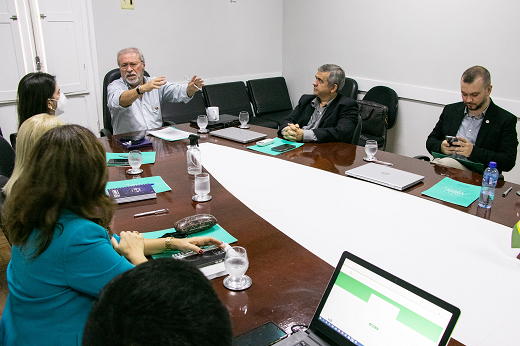 Imagem: Foto do reitor Cândido Albuquerque reunido com o Prof. Marcus Vinícius Machado (pró-reitor de Gestão de Pessoas) e pro-reitores da mesma pasta de universidades filiadas à AFEBRAS. (Foto: Ribamar Neto/ UFC Informa)