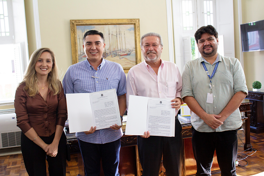 Imagem: Da esquerda para a direita: Maria Pinheiro (SECULT-UFC), Júnior Castro (prefeito de Chorozinho), Prof. Cândido Albuquerque (reitor) e Fabio Santiago (SECULT-Chorozinho). (Foto: Lamonier Rodrigues/ UFC Informa)