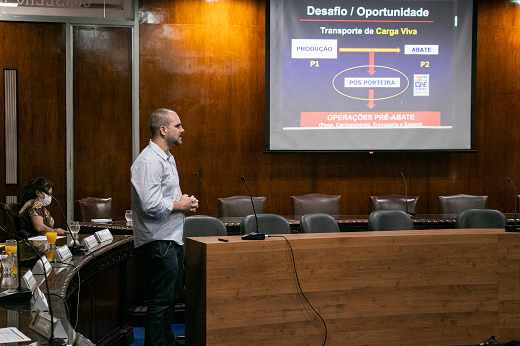 Imagem: Prof. José Antônio Delfino, do CCA, apresenta no CONSUNI a patente de um sistema de aeração para o transporte de aves. (Foto: Ribamar Neto/ UFC Informa)