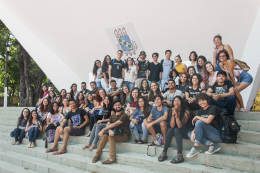 Imagem: grupo de estudantes sentados na Concha Acústica da UFC