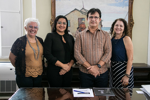 Imagem: Da esquerda para a direita: Vile Matos, assessora do CCDM; Janaína Fernandes, presidente do CCDM; Prof. Custódio Almeida (reitor da UFC) e Profª Araguacy Paixão (docente do ICA e coordenadora do projeto Colcha de Retalhos) posam no Gabinete da Reitoria. (Foto: Ribamar Neto/ UFC Informa)