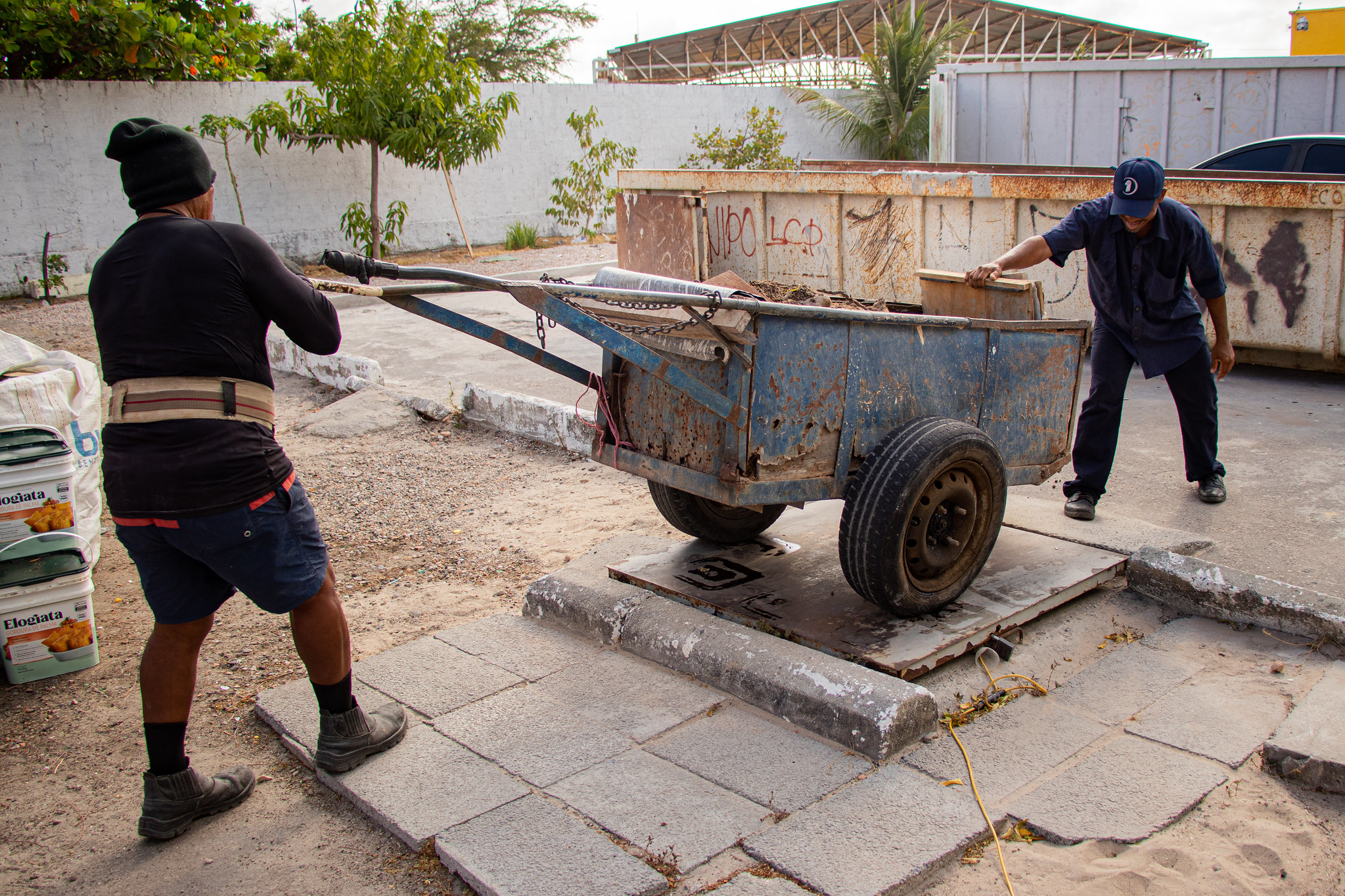 Imagem: Carroceiros levam um carrinho carregado para pesagem no Ecoponto (Foto: Ribamar Neto/UFC Informa)