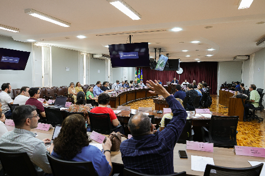 Imagem: Foto da sala do Consuni, com os conselheiros sentados em mesas em formato de U (Foto: Viktor Braga/UFC Informa)