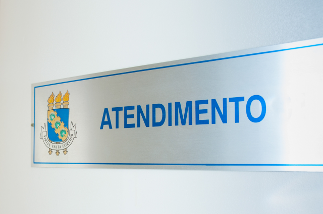 Imagem: Placa onde se lê a palavra atendimento (Foto: Ribamar Neto/UFC Informa)