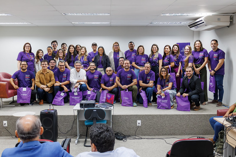Imagem: homenagem à equipe da Agência de Inovação da UFC em evento comemorativo de um ano do escritório.