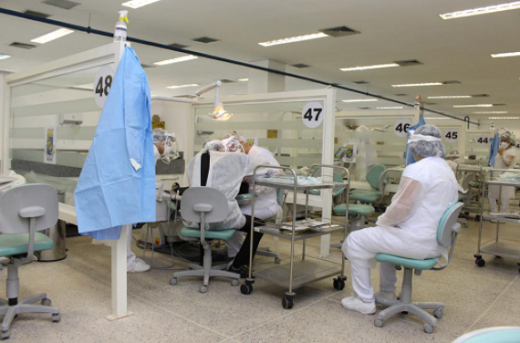 Imagem: Alunos e profissionais foram treinados pela equipe de biossegurança e receberam equipamentos de proteção individual para atendimento aos pacientes (Foto: Samuel Cavalcante)