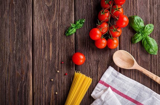 Imagem: foto de verduras em uma mesa de madeira