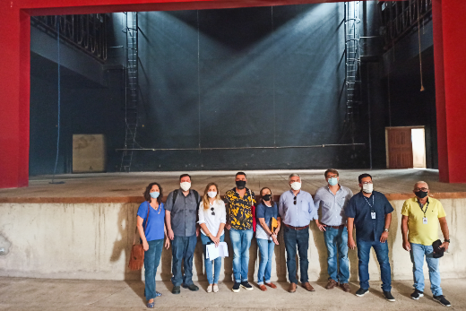 Imagem: Comitiva coordenada pela SECULT-ARTE inspecionou todos os espaços do teatro (Foto: Lady Dayana Oliveira)