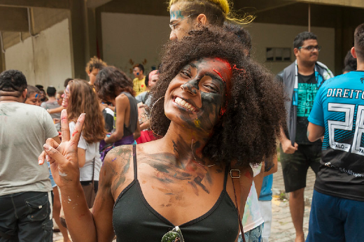 Imagem: estudante negra comemora aprovação na UFC