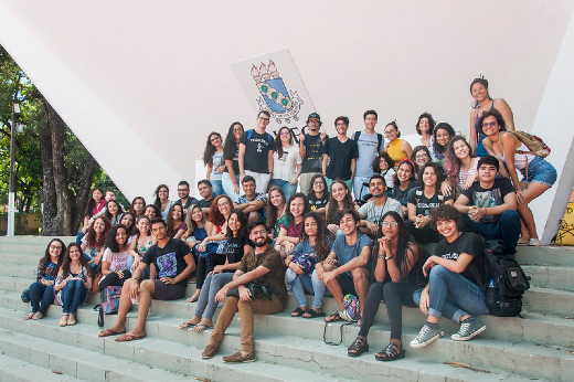 Imagem: estudantes da UFC sentados em escada da Concha Acústica