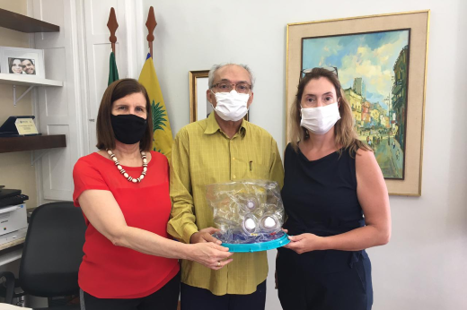 Imagem: Profª Elizabeth Daher, pró-reitora de Extensão; Prof. Glauco Lobo, vice-reitor da UFC; e Profª Daniela Gardano, coordenadora de Extensão do Campus do Porangabuçu e docente do Curso de Fisioterapia (Foto: UFC Informa) 