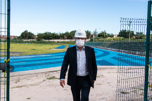 reitor da UFC em frente à pista de atletismo do IEFES