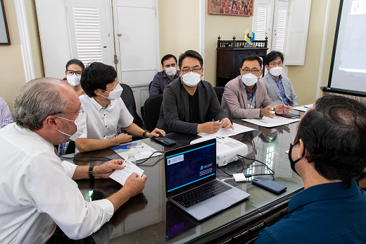 Imagem: Representantes da UFC, da SAMSUNG e do SiDi apresentaram mutuamente suas experiências e projetos na área de inteligência artificial e ciência de dados. (Foto: Viktor Braga)