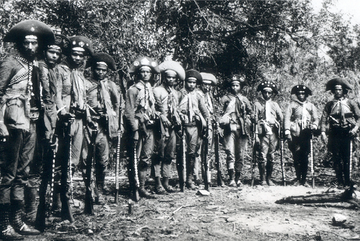 Imagem em preto e branco de antigos cangaceiros reunidos