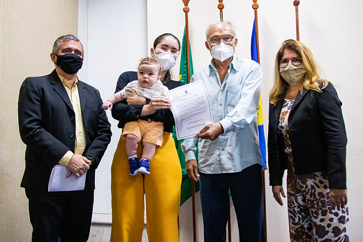 Imagem: da esquerda para a direita - Prof. Marcus Vinícius, Profª Cecília Freire segurando o filho Ravi, vice-reitor Glauco Logo e pró-reitora adjunta de Gestão de Pessoas Telma Araújo