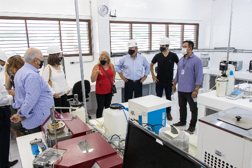 Imagem: Reitor e equipe no Laboratório de Cereais