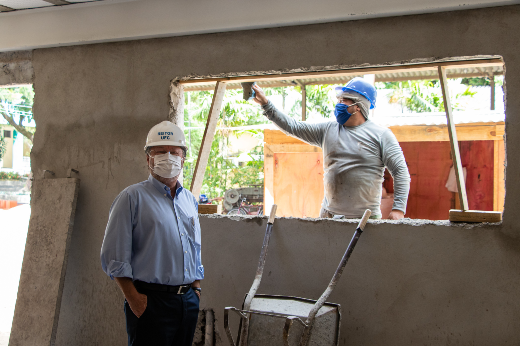 Imagem: Reitor em canteiro de obras