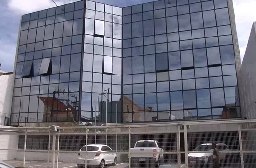 Imagem: Fachada do prédio que sediava a SRT e agora abrigará parte da estrutura do Complexo Hospitalar da UFC (Foto: CCM/UFC)