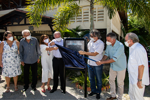 Imagem: Da esquerda para a direita: Profª Lidriana Pinheiro, Prof. Glauco Lobo, Profª Oziléa Menezes, Prof. Cândido Albuquerque, Acilon Gonçalves, Artur Bruno e Ednilton Soarez descerram a placa que eterniza a doação do terreno do CEAC. (Foto: Viktor Braga/UFC)