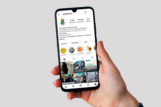 Imagem: mão segurando celular com Instagram aberto no perfil @ufcinforma