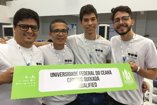 Imagem: A equipe de Quixadá se classificou para a final da maratona ICPC em outubro na Rússia. Da esquerda para a direita, Prof. Wladimir Tavares, Claro Sales, Paulo Miranda e Douglas Nóbrega, em foto tirada antes da pandemia de covid-19 (Foto: Divulgação)