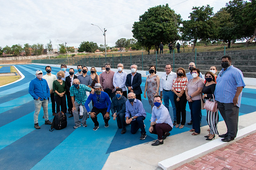 Imagem: A administração superior da UFC, além de gestores e integrantes do IEFES, participaram da inauguração da nova pista (Foto: Viktor Braga/UFC)