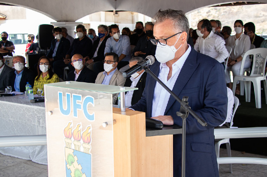 Imagem: Solenidade foi aberta com a fala do Prof. Márcio Veras Corrêa, que presidiu a comissão de instalação do campus e o assume agora na condição de diretor (Foto: Ribamar Neto/UFC)