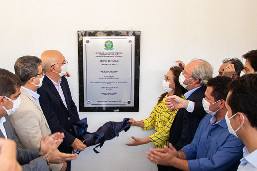 Imagem: Placa de inauguração do novo campus foi descerrada pelo ministro da Educação, Milton Ribeiro; pelo reitor da UFC, Prof. Cândido Albuquerque; pela prefeita de Itapajé, Gorete Caetano, e outras autoridades (Foto: Ribamar Neto/UFC)