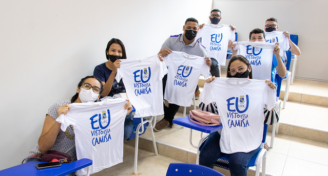 Imagem: Primeira turma de Itapajé exibe camisa da Universidade, com o dizer "Eu visto essa camisa"