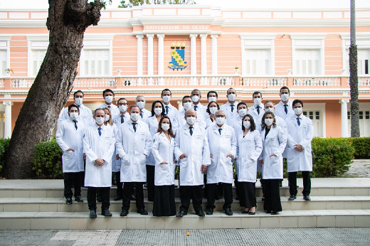 Imagem: Equipe multidisciplinar de transplante hepático do Hospital Universitário Walter Cantídio (Foto: Ribamar Neto/UFC)