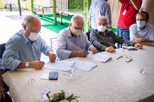 Imagem: Reitor Cândido Albuquerque, prefeito Roberto Pessoa e vice-reitor Glauco Lobo, durante assinatura de convênio (Foto: Ribamar Neto/UFC)