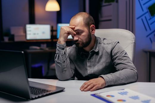 Imagem: Homem cansado aparentando estar com sono