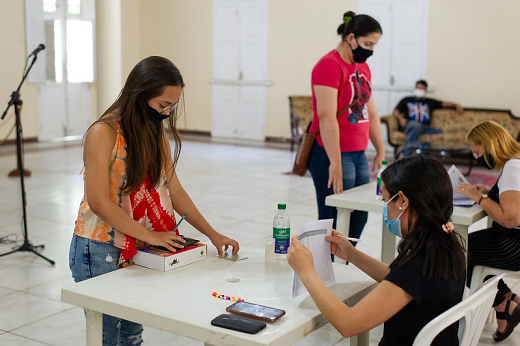 Imagem: Estudantes da UFC assinam documento para receber equipamentos no salão nobre da Reitoria (Foto: Vikor Braga/UFC)