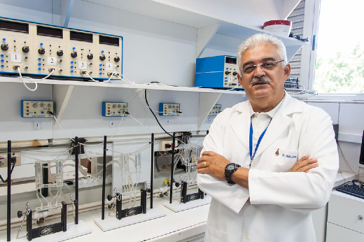 Imagem: Prof. Aldo Lima em laboratório