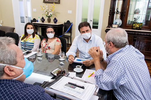 Imagem: Foto da mesa de reunião 