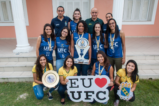 Imagem: atletas das seleções femininas de basquete e futsal da UFC posam nos jardins da Reitoria