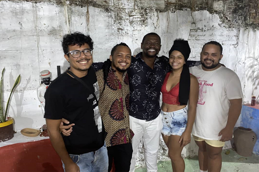 Imagem: Da esquerda para a direita Francisco Erik, Lucas Limeira, o ator baiano Val Perré, Conceição Soares e Gabe Antunes. Com exceção de Val, todos integram o coletivo Teatro na Porta de Casa (Foto: Divulgação)