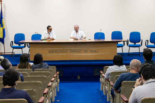 Imagem: reitor em reunião com membros da CPAD