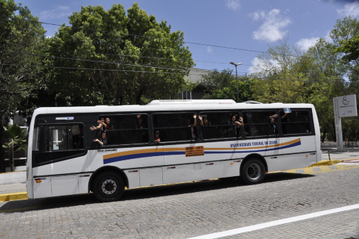 Imagem: O serviço é coordenado pela Divisão de Transportes da UFC Infra (Foto: UFC Informa / Registro feito antes da pandemia de covid-19)