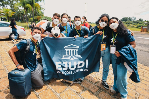 Imagem:  Os jovens integrantes da EJUDI prestam serviços para empresas juniores de outras áreas, bem como para empresas seniores e pessoas físicas da sociedade em geral (Foto: EJUDI)