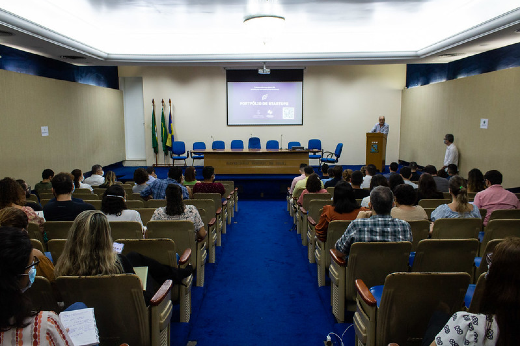 Imagem: Prof. Glauco Lobo discursa para plateia no auditório da Reitoria da UFC