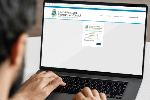Imagem: homem acessando a plataforma de certificados da PREX em notebook