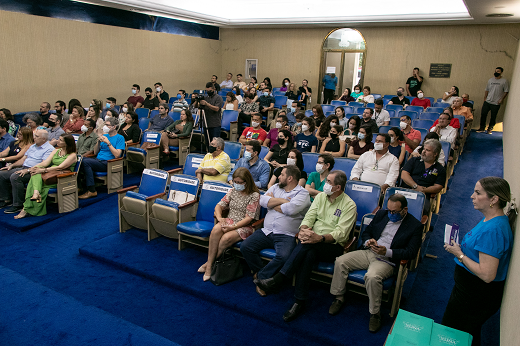 Imagem: Foto do público presente à solenidade no Auditório da Reitoria. (Foto: Viktor Braga/ UFC Informa)